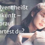 Advent heißt Warten – Worauf wartest du? | Frau blickt wartend aus dem Fenster