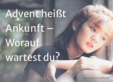 Advent heißt Warten – Worauf wartest du? | Frau blickt wartend aus dem Fenster