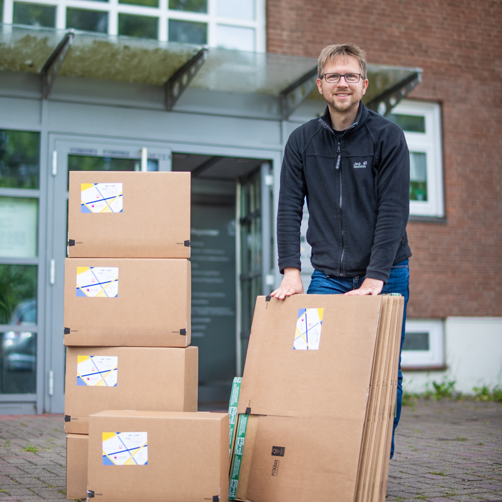 Thorsten Tauch mit Paketen der Aktion "We care for Ukraine"
